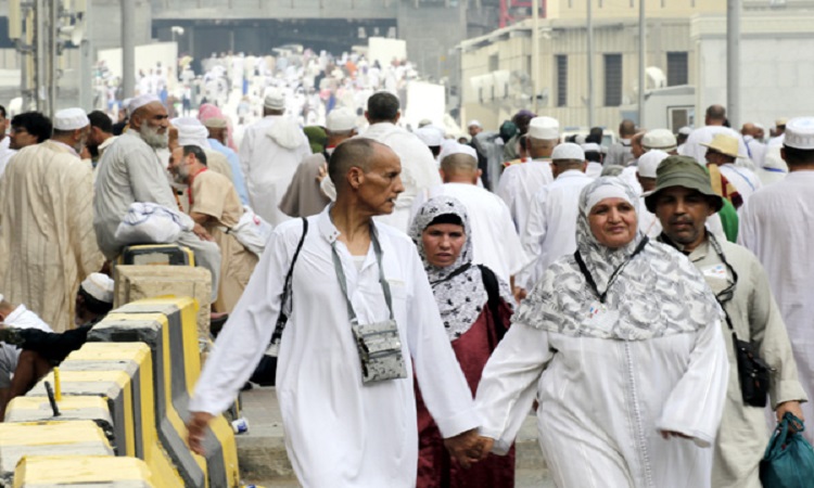 الحجاج يتوافدون إلى 
