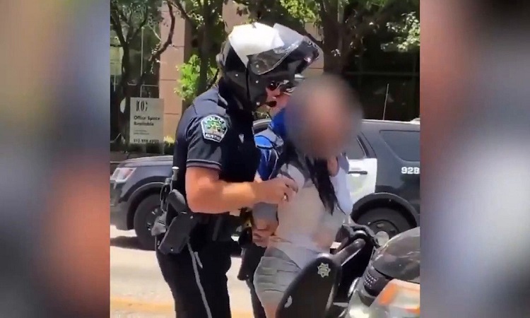 بالفيديو.. ضابط أميركي يتحرش بسيدة أثناء اعتقالها.. والشرطة تبرر!