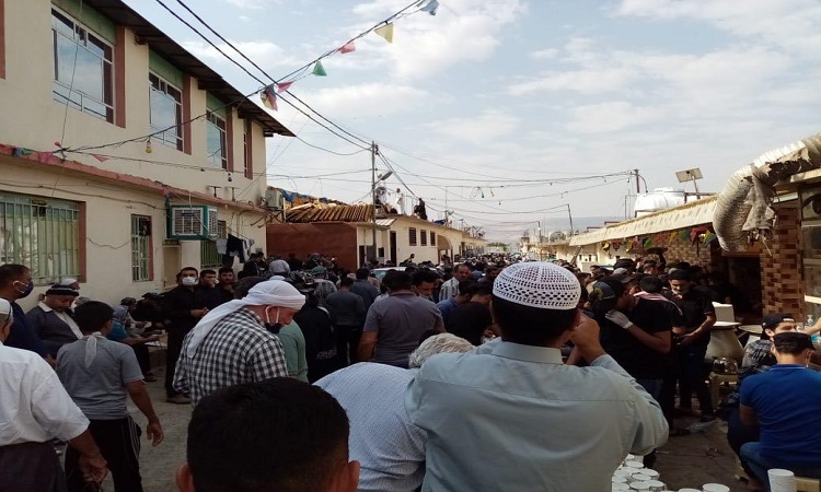 برغم الجائحة.. مئات المريدين يشيعون جثمان الكسنزاني بالدفوف والاناشيد