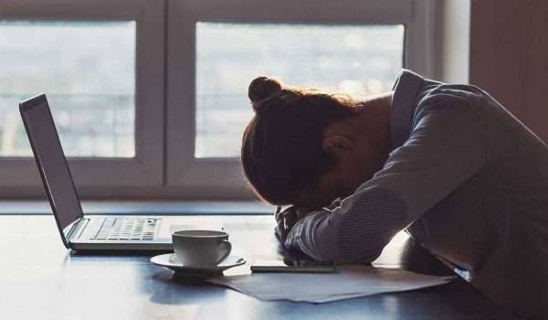 الكشف عن سبب ظهور عارض شائع نتيجة نقص فيتامين هام بالجسم!