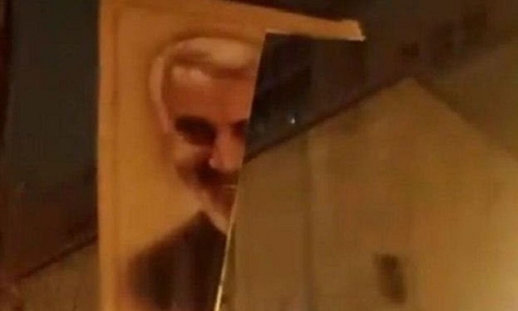 إعلام إيراني: محتجون يمزقون صور سليماني وسط طهران