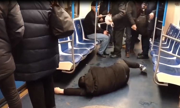 بالفيديو.. شاب تظاهر بالإصابة بـ (كورونا) شاهد ماذا حصل معه !