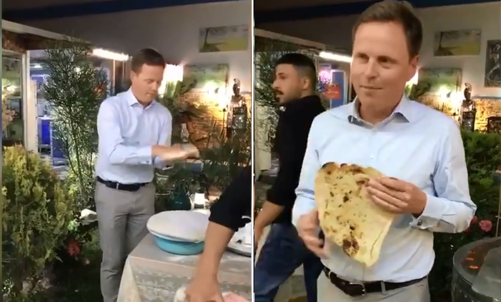 بالفيديو.. السفير البريطاني يخبز (خبز عراقي بالتنور)