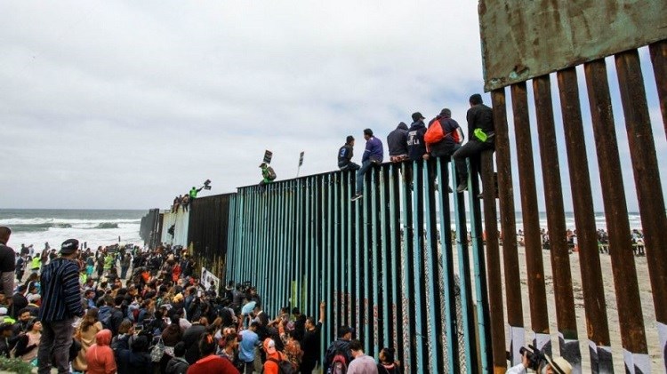 المحكمة العليا توافق على خطة ترمب لفرض قيود للحد من المهاجرين