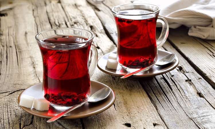 دراسة تكشف نتائج غير متوقعة عند شرب الشاي في الجو الحار