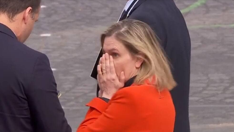 وزيرة فرنسية تتعرض لموقف محرج.. هذا ما فعلته! (فيديو)