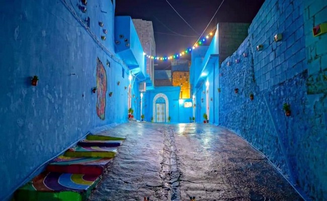 بالصور.. زقاق في الموصل القديمة يتلون بالأزرق ليحاكي مدينة مغربية