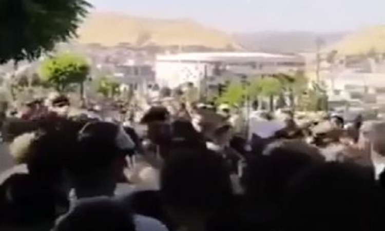 دهوك: تظاهرة الكوادر التربوية السلمية تواجه باعتقالات واعتداءات.. ونائبة توثق