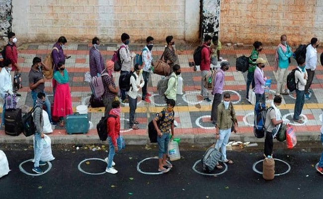 دراسة: مسافة التباعد الاجتماعي المتعارف عليها قد لا تكون كافية للوقاية من كورونا
