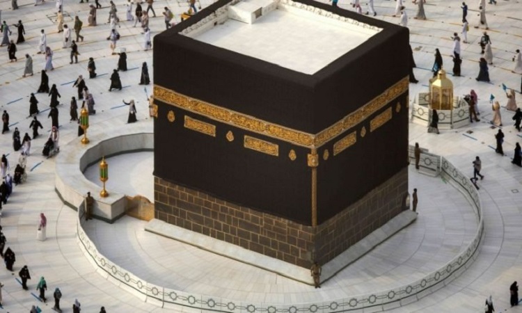 استعدادا لموسم الحج.. رفع ثوب الكعبة المشرفة (صور)