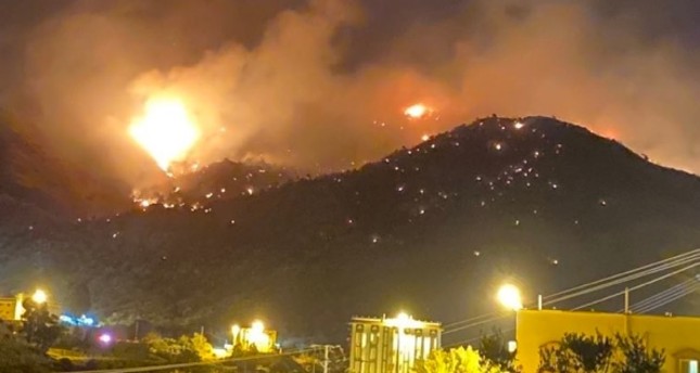 اندلاع حريق ضخم في جبل بمنطقة مكة (فيديو)