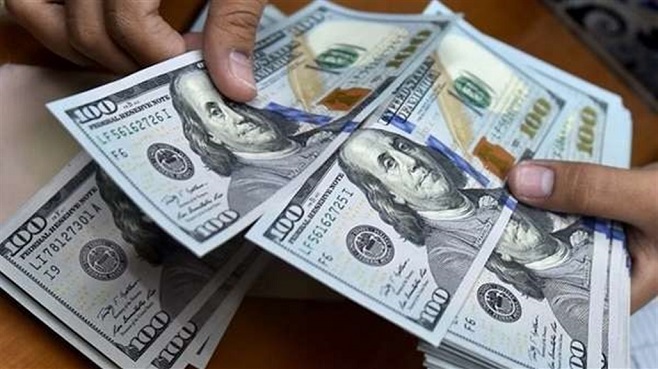 انخفاض سعر صرف الدولار  أمام الدينار صباح اليوم