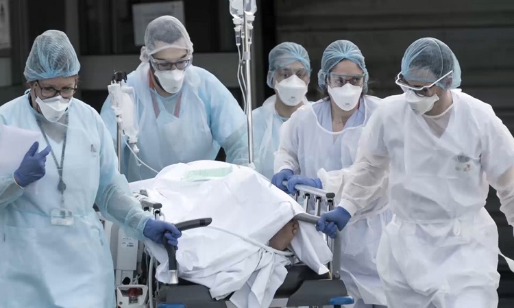 الولايات المتحدة: ارتفاع الإصابات بكورونا بنسبة 45%