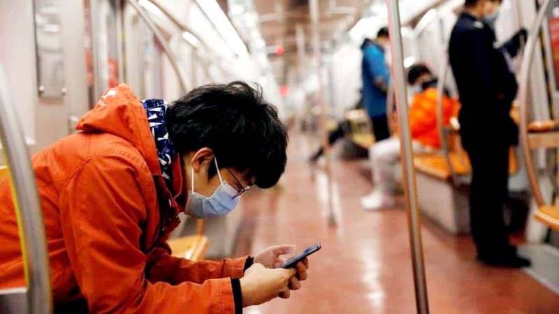 مع ارتفاع الإصابات بالفيروس.. هل ينتقل كورونا عبر أسطح الهواتف الذكيه؟!
