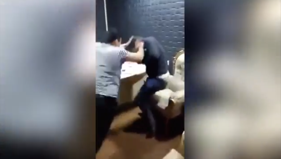 جعلوه يتوسلهم.. أصدقاء من السليمانية يعنفون رفيقهم بطريقة 'فظيعة' والشرطة تعتقلهم (فيديو)
