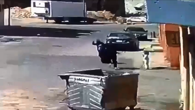 لص يعتدي على امرأة بعنف ويسقطها أرضا أمام طفلتها (فيديو)