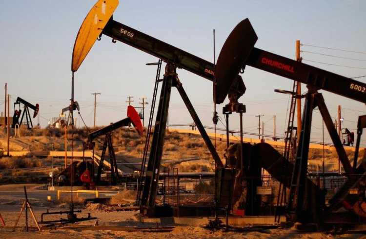 انخفاض أسعار النفط بسبب توقعات بضعف الطلب ومخاوف بشأن الإمدادات