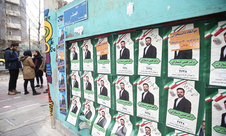 الناخبون الإيرانيون يبدأون التصويت لبرلمانهم الجديد