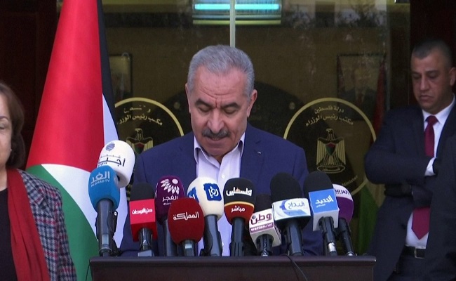 بالفيديو.. هكذا وبخ رئيس الحكومة الفلسطينية الناطق باسمها خلال مؤتمر صحفي على الهواء