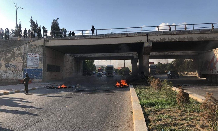 بالصور.. غضب شعبي وقطع للطرق احتجاجا على تأخر توزيع الرواتب في السليمانية