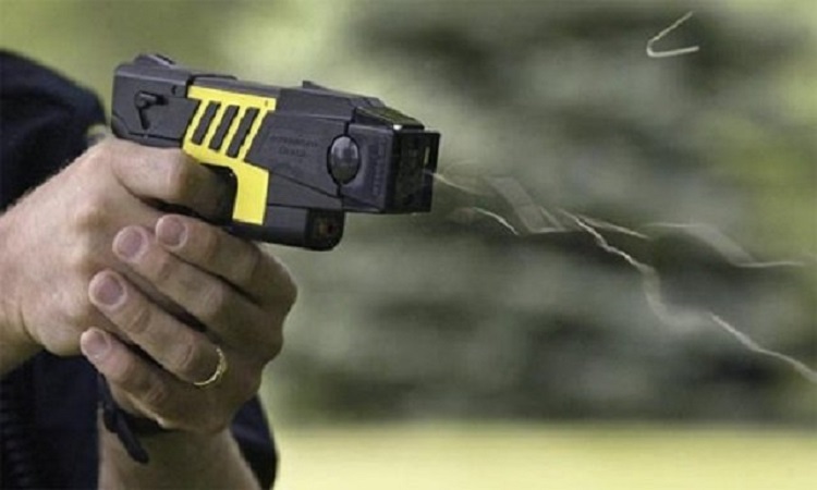 بالفيديو.. امرأة تستخدم مسدسا كهربائيا صاعقا لسرقة 'آيفون 11'