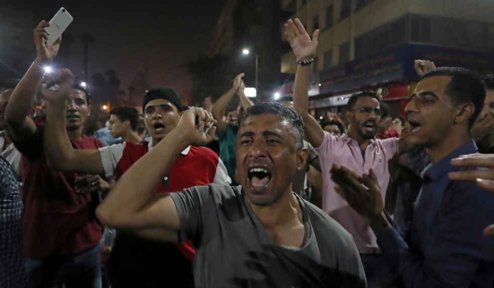 اندلاع مواجهات بين الأمن والمتظاهرين في السويس المصرية