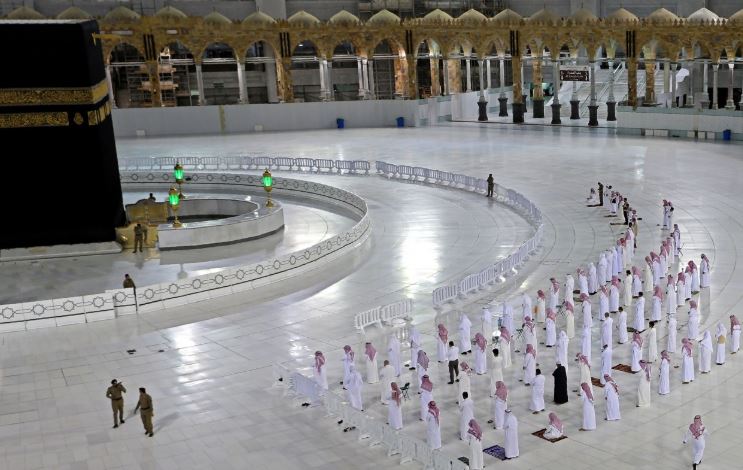 السعودية توضح بشأن إقامة صلاة العيد في الحرمين