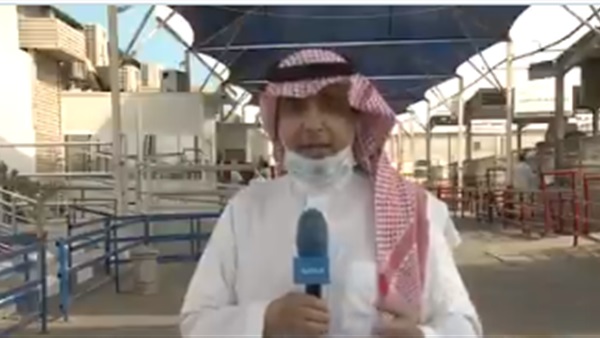 على الهواء مباشرة.. ظاهرة قوية تتسبب بسقوط مراسل خلال التغطية (فيديو)