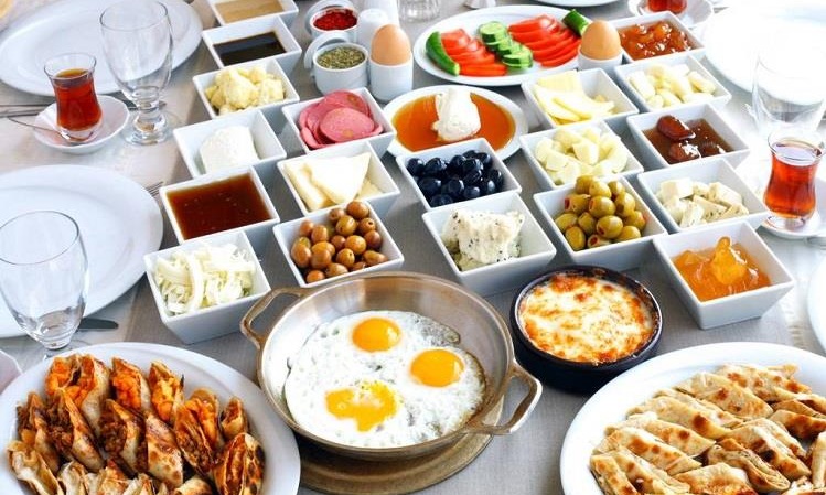 دراسة تكشف علاقة الإفطار (الكبير) بمنع السمنة وحرق الدهون