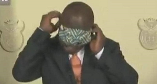 موقف محرج لرئيس دولة افريقية فشل في ارتداء الكمامة (فيديو)