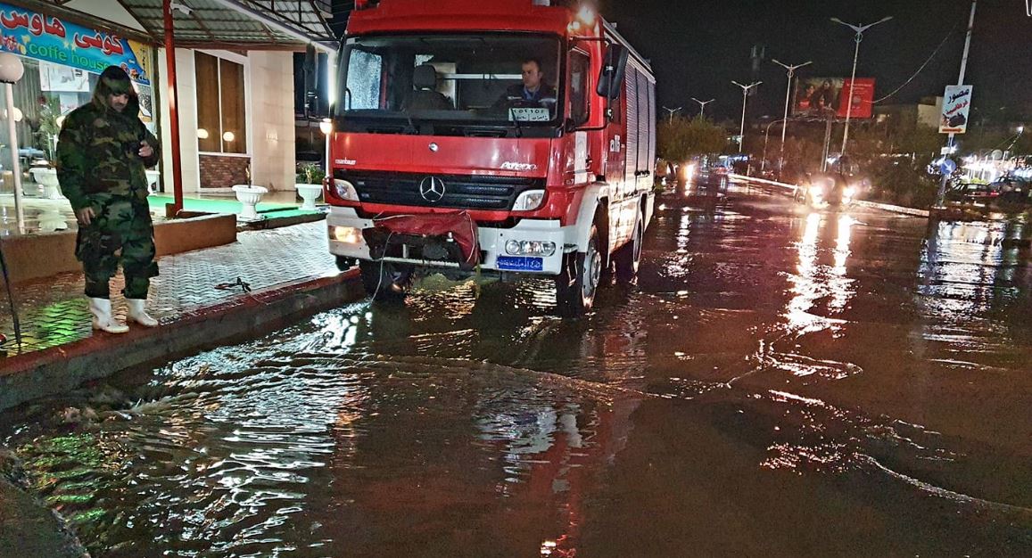 الدفاع المدني في السليمانية يجلي 30 فتاة حاصرتهم المياه في ملعب رياضي (صور)