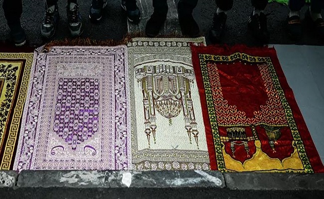 من بينها العراق.. دول تلجأ لاستيراد سجادات صلاة تستخدم لمرة واحدة (صور)