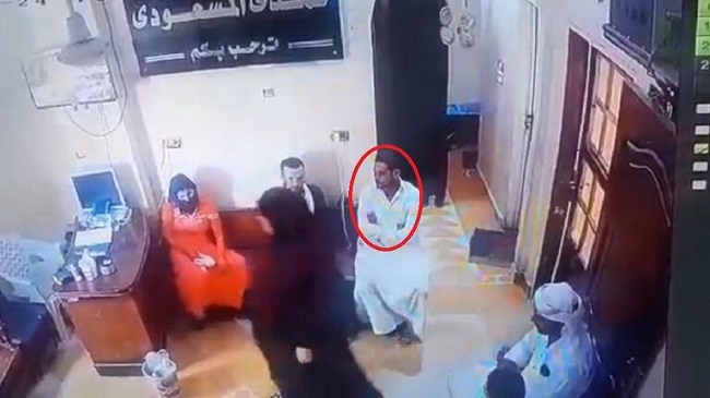 اصطحب زوجته إلى عيادة طبية ليتوفى فجأة في غرفة الانتظار (فيديو)