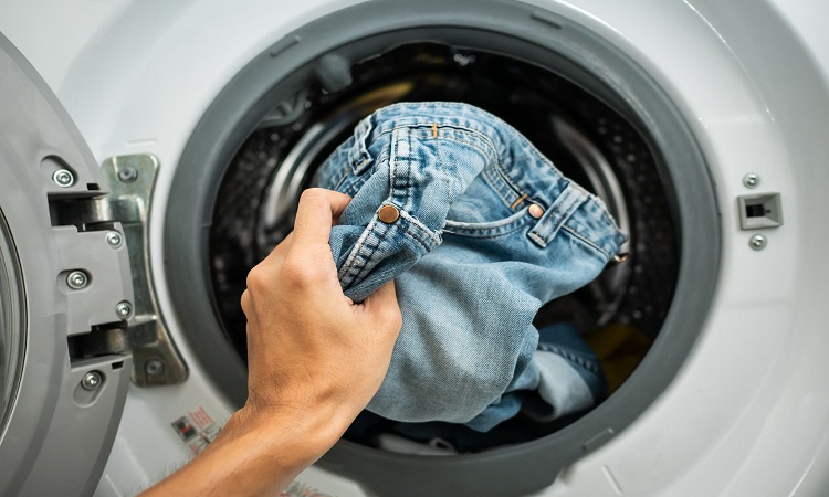 سؤال مهم.. هل ينتقل فيروس كورونا عبر الملابس ؟