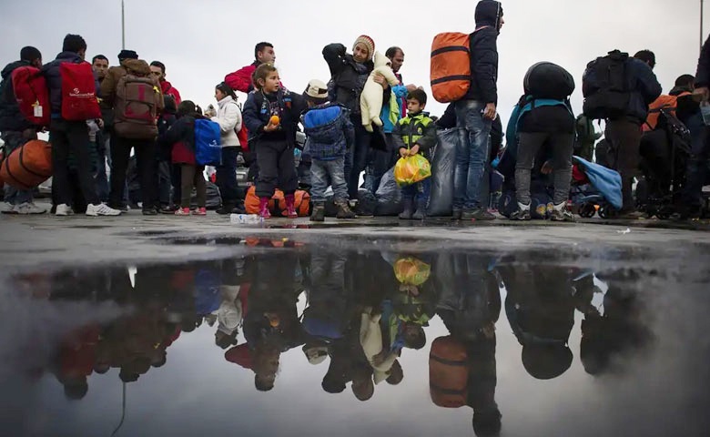 آلاف المهاجرين يعبرون الحدود التركية الى اوروبا (فيديو)