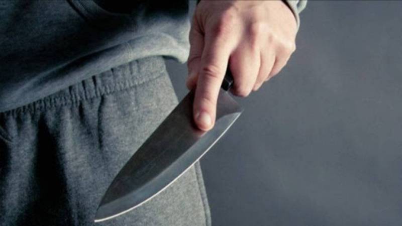 بـ 30 طعنة.. مراهق يقتل والدته وهي نائمة