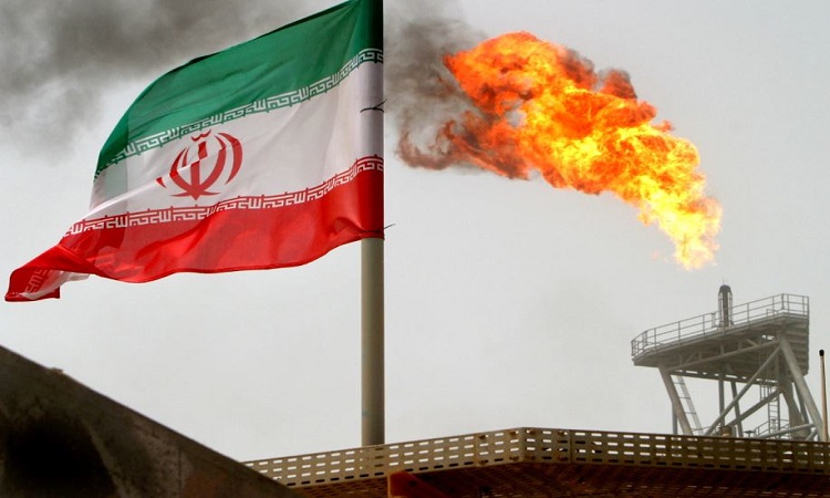 طهران تخشى على منشآتها النفطية خطرا محتملا