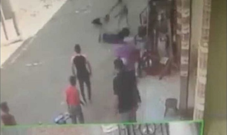 شابان يضربان سيدة ويسحلانها في الشارع (فيديو)