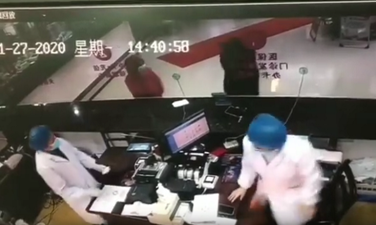 بالفيديو.. صيني مصاب بـ (كورونا) يفزع موظفتي استقبال بأحد المستشفيات