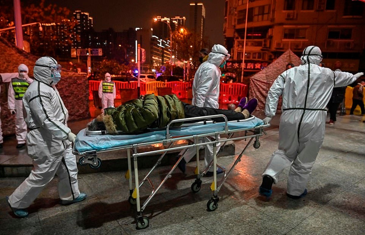 أيهما أكثر خطورة... الإصابة بكورونا عن طريق شخص أو لمس سطح موبوء