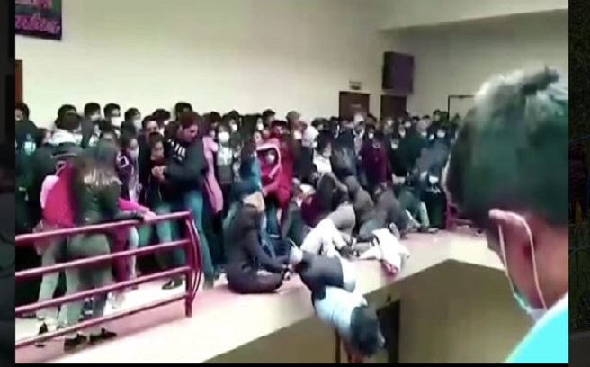 لحظات مأساوية... فيديو صادم يوثق لحظة سقوط طلاب جامعة من الطابق الرابع