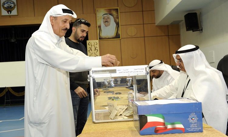 الكويتيون يبدأون التصويت في الانتخابات البرلمانية وسط اجراءات وقائية مشددة (فيديو)