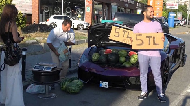 بالفيديو.. صاحب الـ 'لامبورغيني' يبيع البطيخ في شوارع اسطنبول