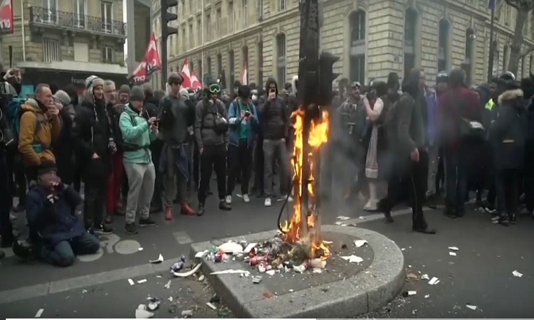 فرنسا تشهد اضرابا عاما احتجاجا على خطط تغيير نظام التقاعد