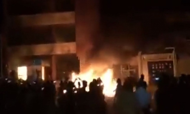 محتجون غاضبون يحرقون مقر حزب التغيير في السليمانية