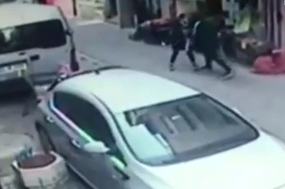 بالفيديو.. شخص يطعن زوجته في شارع عام