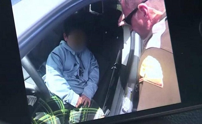 بالفيديو.. الشرطة الأميركية توقف طفلا في الخامسة أثناء قيادته سيارة بسرعة