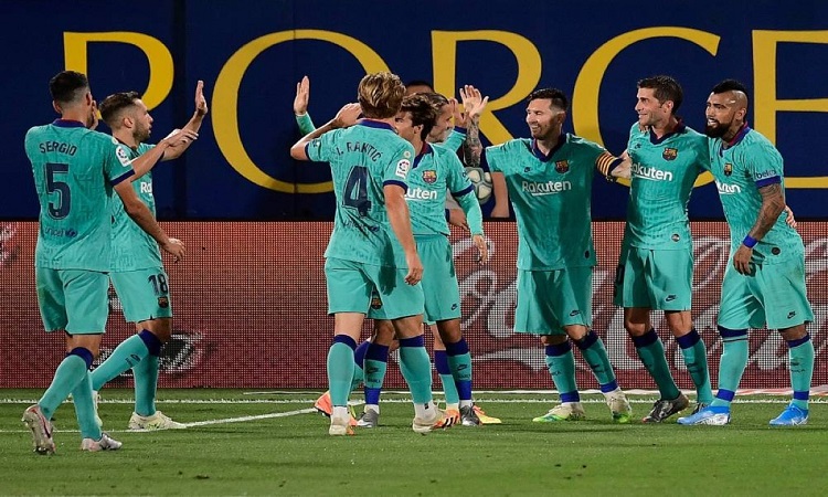 برشلونة يسحق فياريال برباعية ويقترب من المتصدر (فيديو)