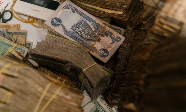 مصرف الرشيد يصدر توضيحا بشأن رواتب الموظفين