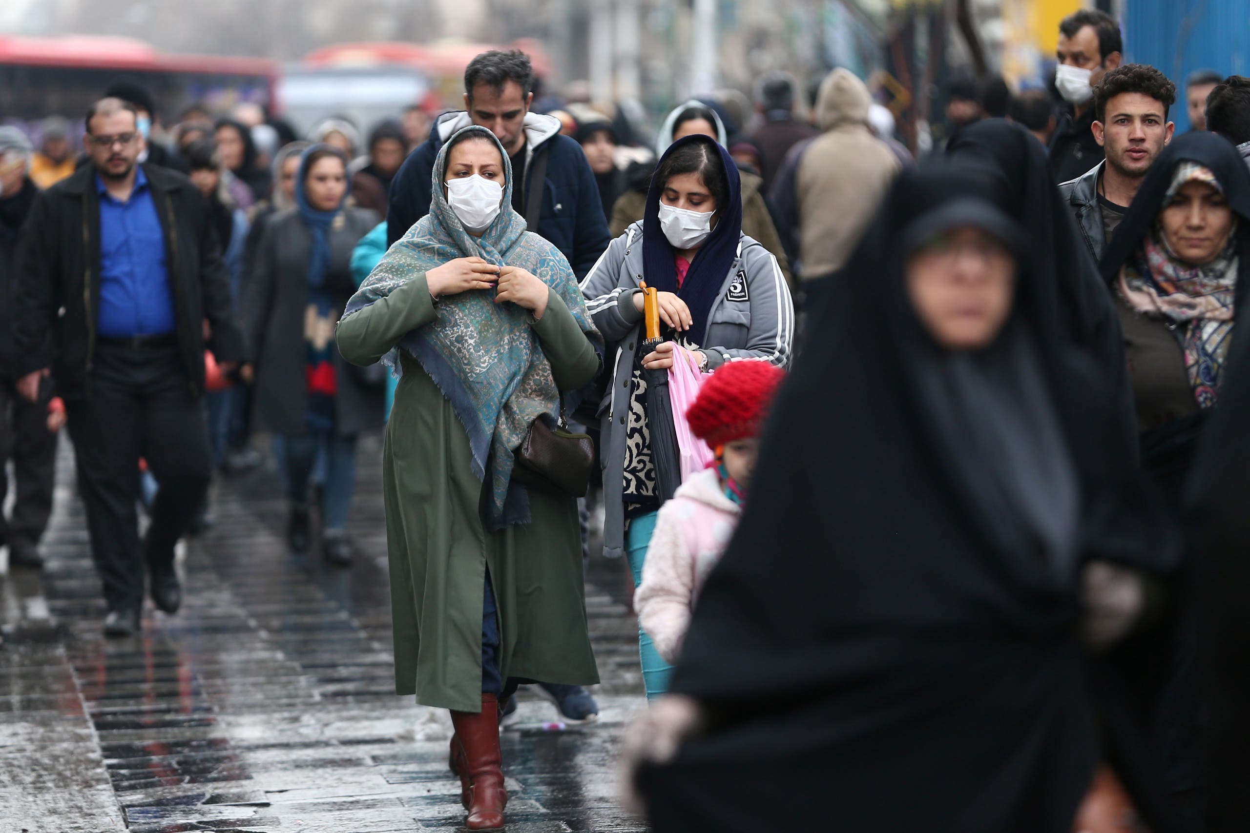 ايران.. الباسيج يوزع الكمامات مجانا ولا عمليات جراحية